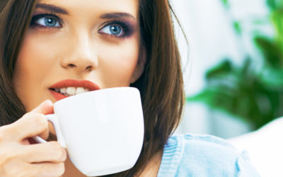 Il caffè danneggia i denti?